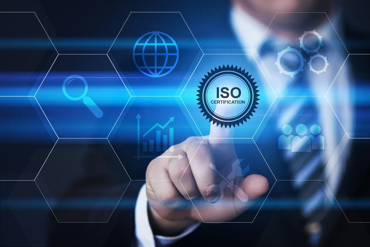 Ejecutivo junto a un sello de certificación ISO e íconos digitales, que representa la formación y certificación profesional